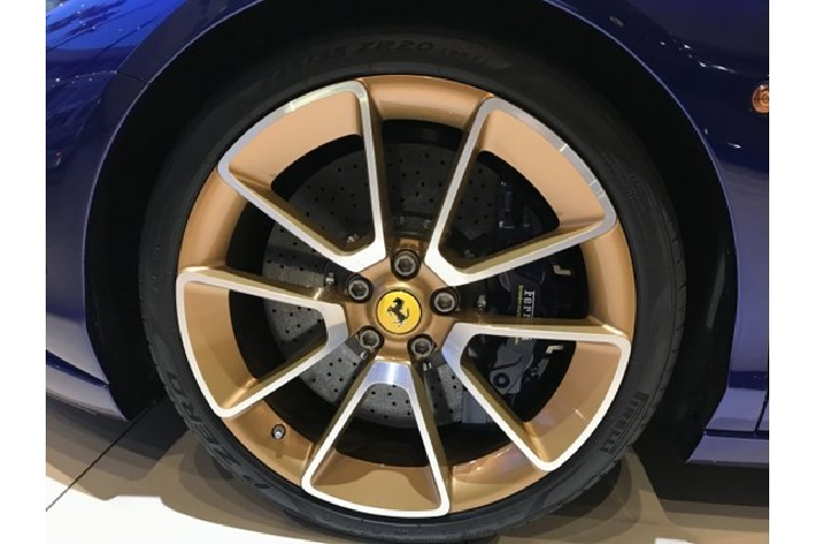 Trên tựa đầu ghế ngồi của siêu xe Ferrari Sergio màu xanh Azzurro LoLo được chào bán gần 70 tỷ đồng có logo "ngựa chồm" của hãng Ferrari và tên xe là Sergio được hoàn thành trong chỉ màu xanh dương.