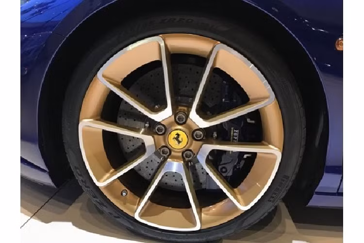 Trên tựa đầu ghế ngồi của siêu xe Ferrari Sergio màu xanh Azzurro LoLo được chào bán gần 70 tỷ đồng có logo "ngựa chồm" của hãng Ferrari và tên xe là Sergio được hoàn thành trong chỉ màu xanh dương.