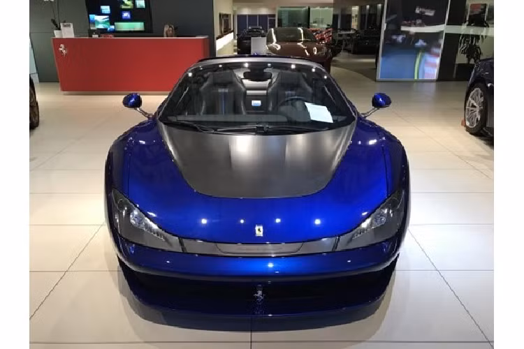 Chẳng hạn như chiếc siêu xe Ferrari Sergio màu xanh Azzurro LoLo có một không hai trên thế giới này khi được rao bán chỉ mới lăn bánh 1.900 km. Màu sơn này còn đặc biệt hơn là do con gái chủ xe đã làm việc với hãng Ferrari để tạo ra cho chiếc Ferrari Sergio này có bộ áo xanh Azzurro LoLo độc đáo.