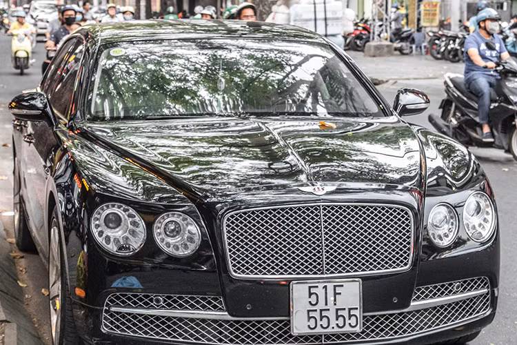 Sức mạnh của Bentley Flying Spur V8 được truyền tới bánh thông qua hộp số tự động ZF 8 cấp, nhờ đó, chiếc xe siêu sang này chỉ mất khoảng thời gian 5 giây để tăng tốc lên 100 km/h từ vị trí xuất phát trước khi đạt tốc độ tối đa 294 km/h.