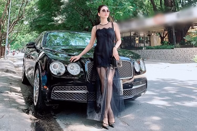 Chiếc xe siêu sang Bentley của Lệ Quyên thuộc thế hệ thứ 2. Cố cũng rất hay di chuyển trên chiếc xe siêu sang Bentley Flying Spur. Biển số của chiếc Bentley Flying Spur này rất đẹp mắt với tứ quý 5