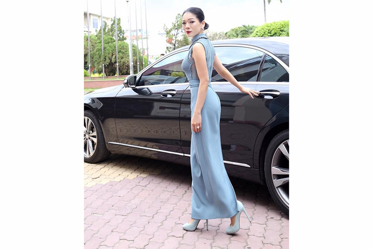 Gần đây nhất, Lệ Quyên tham dự một sự kiện và tháp cùng nữ ca sĩ vẫn là chiếc xe siêu sang Bentley Flying Spur màu đen này. Theo giới mê xe cho biết, Flying Spur của Lệ Quyên hay sử đụng là 1 trong số ít những chiếc xe siêu sang Bentley sở hữu biển "khủng" với đuôi tứ quý tại Việt Nam.