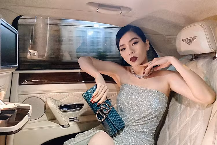 Bên trong khoang lái chiếc xe siêu sang Bentley Flying Spur V8 mà Lệ Quyên hay sử dụng có nội thất màu kem kết hợp màu đen cùng gỗ ốp cao cấp. Các tuỳ chọn bên trong khoang lái của chiếc Bentley Flying Spur V8 còn có "rạp hát" của Nami với 14 loa, công suất 1.100W.