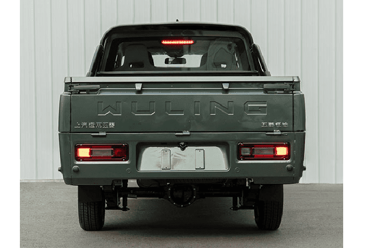 Wuling Zhengtu 2021 mới là một mẫu bán tải cabin đôi với thiết kế đồng điệu với những mẫu xe sedan, SUV mới nhất của Wuling. Nó trông rất ngầu với lớp sơn màu xanh lục sẫm, bộ la-zăng có chất thể thao (nhưng hơi nhỏ), lưới tản nhiệt bóng bẩy, khung cửa sổ màu đen, và một phần khung đỡ trên cao khu vực chở hàng hóa phía sau.