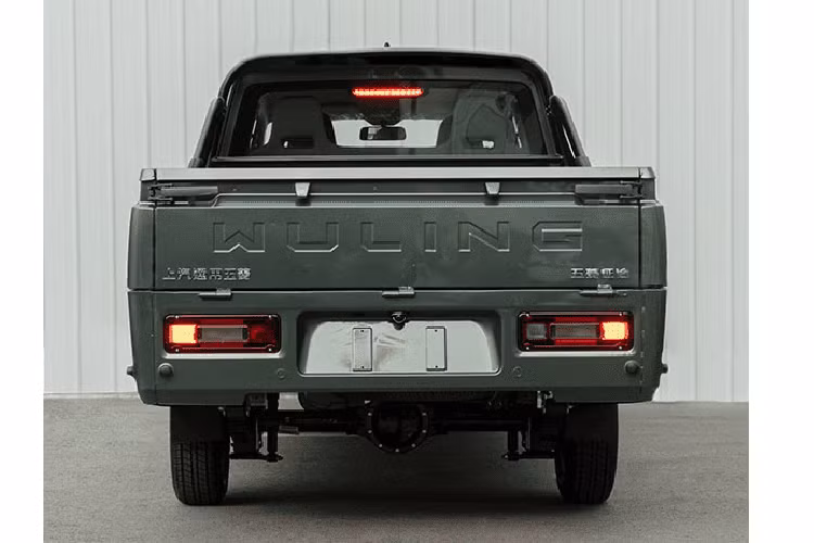 Wuling Zhengtu 2021 mới là một mẫu bán tải cabin đôi với thiết kế đồng điệu với những mẫu xe sedan, SUV mới nhất của Wuling. Nó trông rất ngầu với lớp sơn màu xanh lục sẫm, bộ la-zăng có chất thể thao (nhưng hơi nhỏ), lưới tản nhiệt bóng bẩy, khung cửa sổ màu đen, và một phần khung đỡ trên cao khu vực chở hàng hóa phía sau.