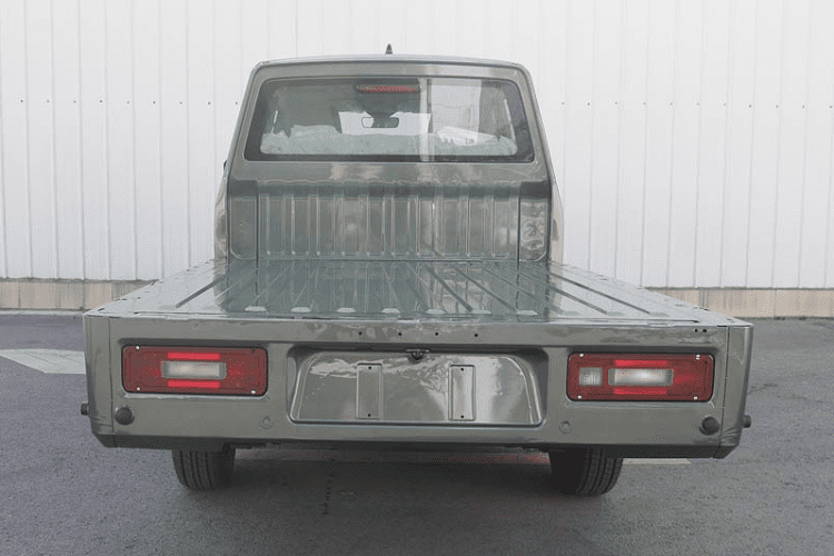 Ngoài ra, nếu người mua thích thiết kế này nhưng lại không thích kiểu dáng bán tải, Wuling cũng sẽ vui lòng bán cho họ một phiên bản xe không có thùng phía sau, qua đó người mua có thể tự độ phía sau theo đúng ý mình. Mức giá xe Wuling Zhengtu 2021 mới chưa được công bố, nhưng dự đoán khá mềm.