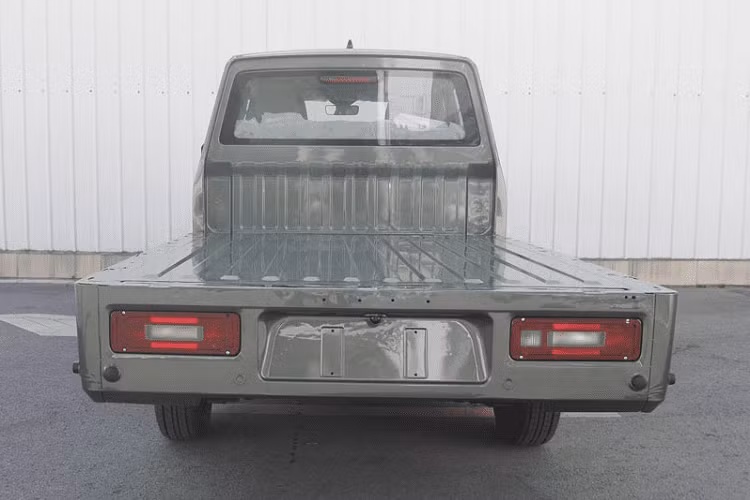 Ngoài ra, nếu người mua thích thiết kế này nhưng lại không thích kiểu dáng bán tải, Wuling cũng sẽ vui lòng bán cho họ một phiên bản xe không có thùng phía sau, qua đó người mua có thể tự độ phía sau theo đúng ý mình. Mức giá xe Wuling Zhengtu 2021 mới chưa được công bố, nhưng dự đoán khá mềm.