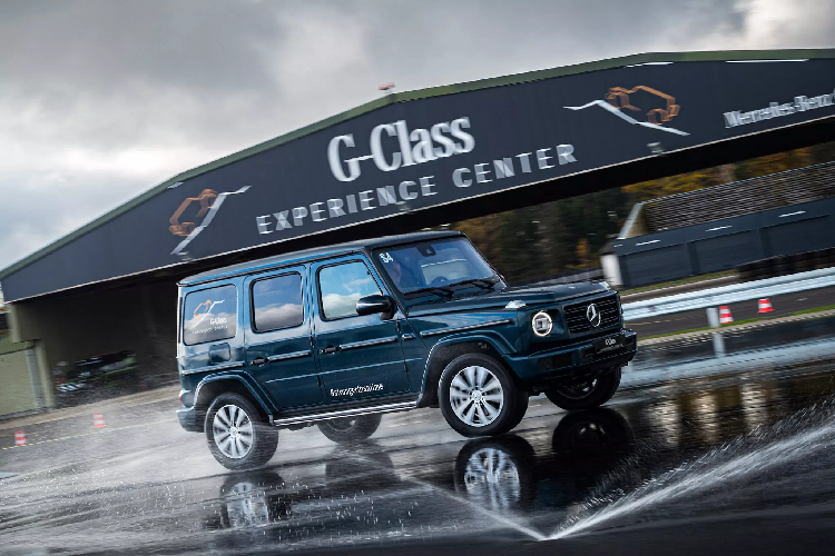 “Chúng tôi rất tự hào khi đã sản xuất 400.000 chiếc xe địa hình Mercedes-Benz G-Class này. Chúng tôi muốn gửi lời cảm ơn đến những khách hàng và người hâm mộ trung thành, cùng với nhân viên và đối tác sản xuất của chúng tôi ở nhà máy Magna Steyr ” - Giám đốc phụ trách bộ phận Xe địa hình, kiêm Giám đốc điều hành của Mercedes-Graz, Ông Emmerich Schiller cho biết.