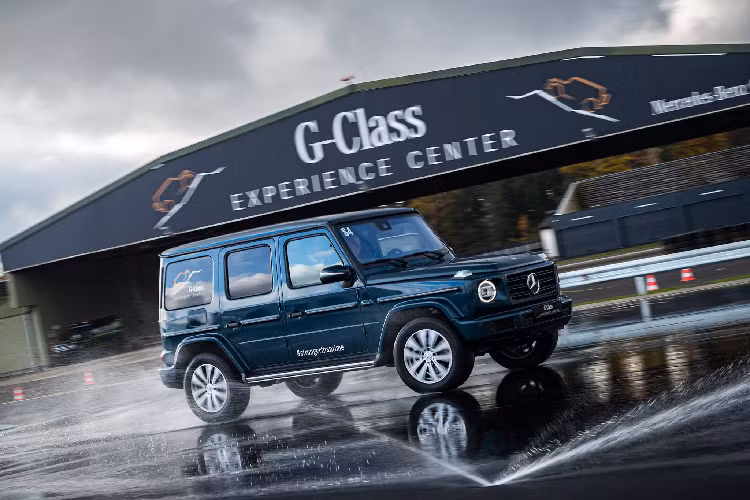 “Chúng tôi rất tự hào khi đã sản xuất 400.000 chiếc xe địa hình Mercedes-Benz G-Class này. Chúng tôi muốn gửi lời cảm ơn đến những khách hàng và người hâm mộ trung thành, cùng với nhân viên và đối tác sản xuất của chúng tôi ở nhà máy Magna Steyr ” - Giám đốc phụ trách bộ phận Xe địa hình, kiêm Giám đốc điều hành của Mercedes-Graz, Ông Emmerich Schiller cho biết.