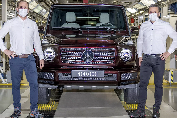 Hãng Mercedes-Benz đang đánh dấu kỷ niệm cột mốc quan trọng đối với dòng SUV lâu đời và nổi tiếng của thương hiệu - G-Class, khi chiếc SUV Mercedes-Benz G-Class thứ 400.000 thuộc phiên bản G400d, màu đỏ sử dụng động cơ dầu 6cyl thẳng hàng (I6) dung tích 3.0L cho công suất tối đa 325 mã lực và mô-men xoắn cực đại 700Nm, đã lăn bánh ra khỏi dây chuyền sản xuất tại nhà máy Magna Steyr tại Graz, Áo.