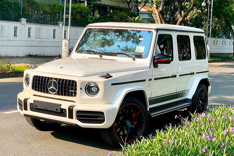 Có rất nhiều lý do khiến đại gia Việt mê mẩn dòng xe G63, khi mỗi dòng xe SUV đều có một thế mạnh riêng, nhưng thật sự là rất khó để tìm kiếm được một chiếc SUV hội tụ nhiều yếu tố hấp dẫn như: Thiết kế không lỗi thời, động cơ mạnh mẽ, mọi chi tiết đều “chắc nịch” bền bỉ từ chiếc cánh cửa đóng nặng, cho đến chiếc bản lề cửa thô vì G-Class là chiếc xe làm ra để yên tâm và tin cậy.