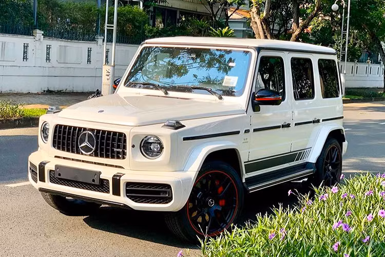 Có rất nhiều lý do khiến đại gia Việt mê mẩn dòng xe G63, khi mỗi dòng xe SUV đều có một thế mạnh riêng, nhưng thật sự là rất khó để tìm kiếm được một chiếc SUV hội tụ nhiều yếu tố hấp dẫn như: Thiết kế không lỗi thời, động cơ mạnh mẽ, mọi chi tiết đều “chắc nịch” bền bỉ từ chiếc cánh cửa đóng nặng, cho đến chiếc bản lề cửa thô vì G-Class là chiếc xe làm ra để yên tâm và tin cậy.