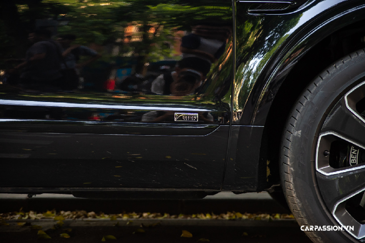 Bentley Bentayga V8 “Design Series” vẫn sử dụng động cơ V8 tăng áp kép, dung tích 4.0 lít như trên những chiếc Bentayga V8 khác. Động cơ này sản sinh công suất cực đại 542 mã lực cùng mô-men xoắn cực đại 770 Nm. Với sức mạnh này, xe có thể tăng tốc từ 0 lên 100 km/h chỉ trong 4,4 giây trước khi đạt vận tốc tối đa 290 km/h. Bentley Bentayga V8 sử dụng hộp số tự động ZF 8 cấp, truyền sức mạnh đến cả bốn bánh xe.