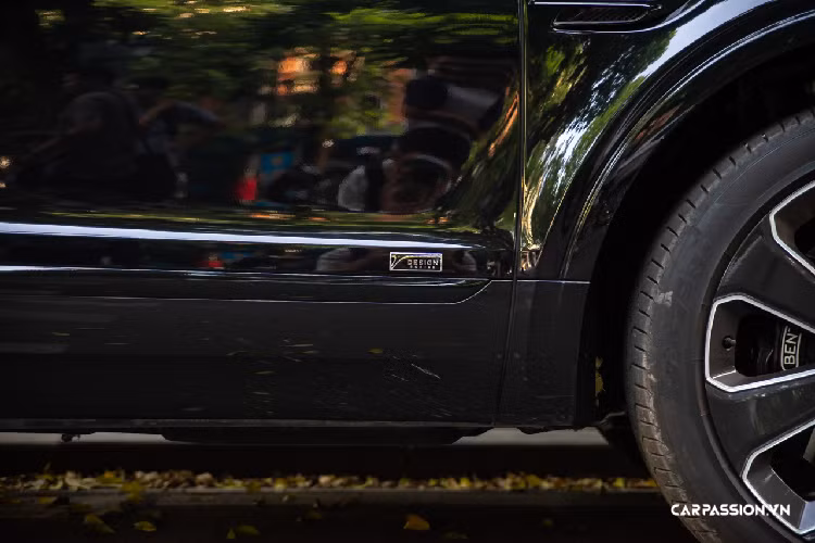 Bentley Bentayga V8 “Design Series” vẫn sử dụng động cơ V8 tăng áp kép, dung tích 4.0 lít như trên những chiếc Bentayga V8 khác. Động cơ này sản sinh công suất cực đại 542 mã lực cùng mô-men xoắn cực đại 770 Nm. Với sức mạnh này, xe có thể tăng tốc từ 0 lên 100 km/h chỉ trong 4,4 giây trước khi đạt vận tốc tối đa 290 km/h. Bentley Bentayga V8 sử dụng hộp số tự động ZF 8 cấp, truyền sức mạnh đến cả bốn bánh xe.