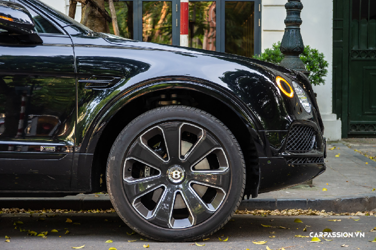 Bên trong, nội thất được phối màu hai tông sang trọng với logo “Design Series” được thêu lên tựa đầu. Khách hàng mua phiên bản này còn có thể lựa chọn màu thứ hai cũng như chỉ khâu tương phản với bốn màu Pillar Box Red, Orange, Mulliner White và Klein Blue để phối với màu đen Beluga. Chiếc xe này được phối khoang nội thất giữa hai tông màu đỏ-đen đầy hấp dẫn.