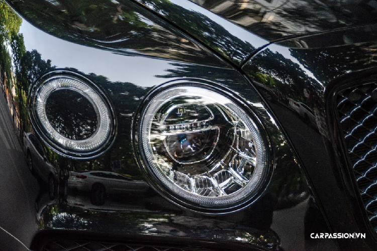 Ngoài ra, phối màu hai tông tiếp tục được sử dụng ở nhiều nơi khác như lưng ghế, bảng điều khiển trung tâm, hàng ghế sau,… Xe cũng được ốp sợi carbon, một số chi tiết được hoàn thiện với màu đen bóng Piano Black, bệ cửa có thể phát sáng cùng đồng hồ Breitling được đặt tại trung tâm bảng điều khiển.