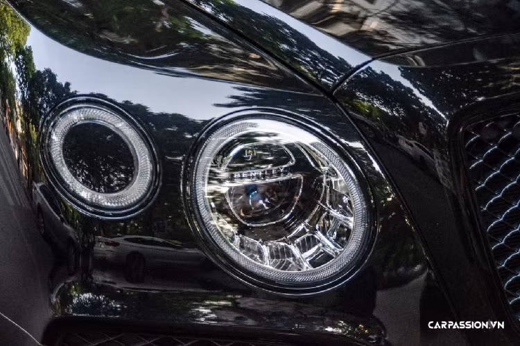 Ngoài ra, phối màu hai tông tiếp tục được sử dụng ở nhiều nơi khác như lưng ghế, bảng điều khiển trung tâm, hàng ghế sau,… Xe cũng được ốp sợi carbon, một số chi tiết được hoàn thiện với màu đen bóng Piano Black, bệ cửa có thể phát sáng cùng đồng hồ Breitling được đặt tại trung tâm bảng điều khiển.