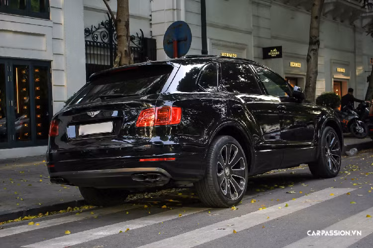 Bên ngoài ngoại thất, Mulliner cung cấp cho Bentayga V8 bốn tùy chọn màu sơn là đỏ (Dragon Red II), trắng (Arctica), xanh dương (Sequin) và đen (Black Crystal). Bên cạnh đó, ngoại thất còn được trang bị gói Blackline với những chi tiết mạ crom được thay bằng chi tiết màu đen bóng như lưới tản nhiệt, viền cửa sổ, đường ốp đen chạy dọc thân xe,…