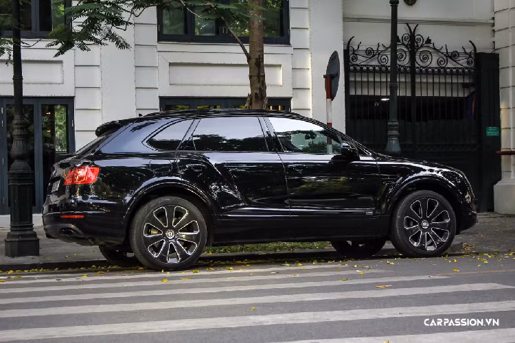 Kể từ khi ra mắt, Bentley Bentayga luôn được biết đến dưới danh hiệu chiếc SUV siêu sang. Đồng thời, phiên bản Speed của dòng Bentayga tính đến nay vẫn đang giữ ngôi vị “chiếc SUV nhanh nhất thế giới”. Được ra mắt vào tháng 9 năm 2015 tại triển lãm Frankfurt Motorshow, Bentley Bentayga được biết đến là chiếc SUV đầu tiên đến từ thương hiệu xe siêu sang Anh Quốc.
