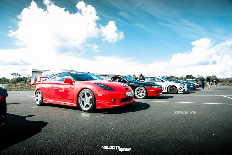 Chiếc xe này đã được anh chàng Youtuber độ lại rất nhiều chi tiết theo phong cách hầm hố, nổi bật, đúng điệu JDM cho Toyota Celica thường thấy và do chính những người thợ Việt chế tạo.