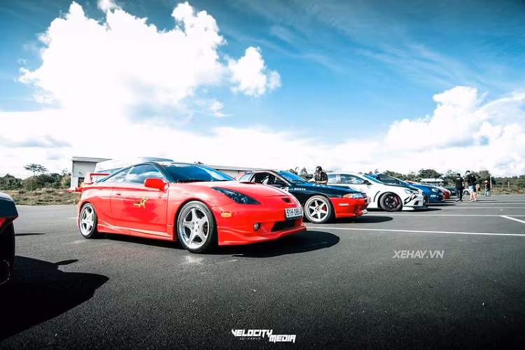 Chiếc xe này đã được anh chàng Youtuber độ lại rất nhiều chi tiết theo phong cách hầm hố, nổi bật, đúng điệu JDM cho Toyota Celica thường thấy và do chính những người thợ Việt chế tạo.