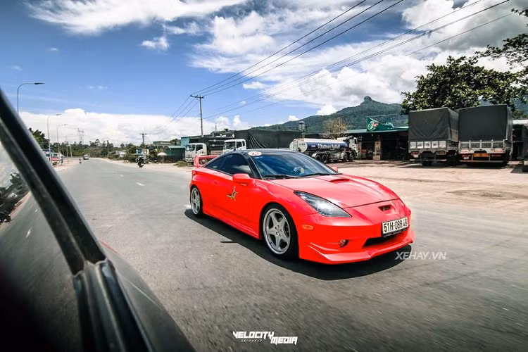 Thêm vào đó, xe còn có thêm trang bị mâm xe màu bạc với kích thước 18 inch sáng bóng góp phần gia tăng diện mạo khoẻ khoắn ở phần ngoại thất.