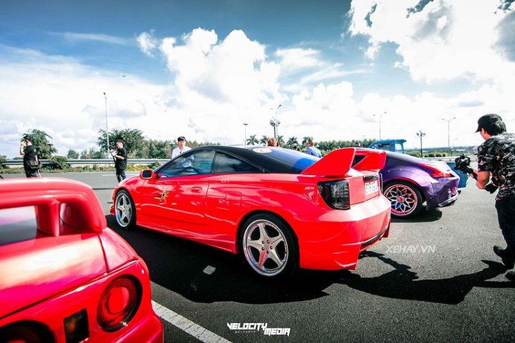 Ngoài ra, chiếc Toyota Celica hàng hiếm độ JDM này cũng được chủ nhân dán phần nóc đề-can màu đen, kết hợp với phần ngoại thất màu đỏ tương phản.