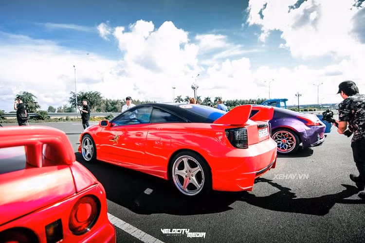 Ngoài ra, chiếc Toyota Celica hàng hiếm độ JDM này cũng được chủ nhân dán phần nóc đề-can màu đen, kết hợp với phần ngoại thất màu đỏ tương phản.