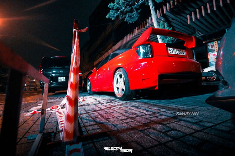 Về ngoại thất, chiếc Toyota Celica đời 2005 này đã được độ lại nhiều chi tiết, bao gồm toàn bộ body-kit ở phần ngoại thất theo phong cách hầm hố và thể thao, cản dưới trước/sau, mâm xe, cánh gió... Tất cả tạo nên một cái nhìn khác lạ và đầy cuốn hút đến lạ thường.