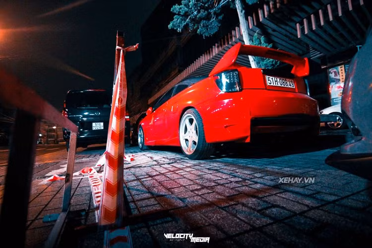 Về ngoại thất, chiếc Toyota Celica đời 2005 này đã được độ lại nhiều chi tiết, bao gồm toàn bộ body-kit ở phần ngoại thất theo phong cách hầm hố và thể thao, cản dưới trước/sau, mâm xe, cánh gió... Tất cả tạo nên một cái nhìn khác lạ và đầy cuốn hút đến lạ thường.