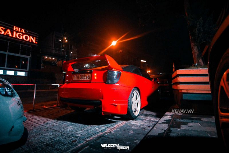 Theo tìm hiểu, bên cạnh những chi tiết kể trên, chiếc Toyota Celica 2005 này cũng được chủ nhân độ lại hệ thống phuộc có thể nâng hạ gầm, giúp chiếc xe hạ trọng tâm và di chuyển ở dải vận tốc cao dễ dàng.