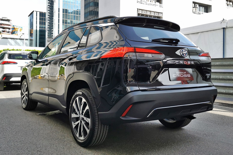 Xe chỉ được trang bị mâm 17 inch và dàn lốp 215/60 R17, chứ không được mâm 18 inch như các bản hybrid. Dàn phanh trước sau đều là dĩa với phanh trước dĩa có tản nhiệt. Khác với các bản hybrid nội thất đỏ nâu, bản 1.8 Sport chỉ có 1 màu nội thất đen, bọc da. Các mảng trang trí nội thất khác cũng là tông màu đen. Vô lăng xe và cần số bọc da. Ghế tài chỉnh tay 6 hướng, ghế hành khách chỉnh tay 4 hướng.