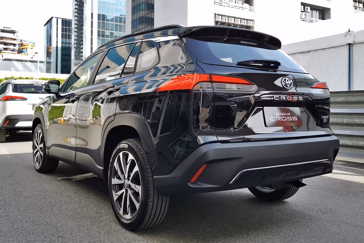 Xe chỉ được trang bị mâm 17 inch và dàn lốp 215/60 R17, chứ không được mâm 18 inch như các bản hybrid. Dàn phanh trước sau đều là dĩa với phanh trước dĩa có tản nhiệt. Khác với các bản hybrid nội thất đỏ nâu, bản 1.8 Sport chỉ có 1 màu nội thất đen, bọc da. Các mảng trang trí nội thất khác cũng là tông màu đen. Vô lăng xe và cần số bọc da. Ghế tài chỉnh tay 6 hướng, ghế hành khách chỉnh tay 4 hướng.