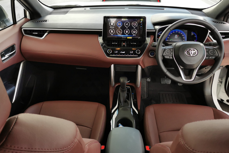 Tiện nghi xe sở hữu chìa khóa thông minh Keyless Entry và khởi động bằng nút bấm. Màn hình trung tâm cảm ứng 9 inch tiêu chuẩn, tương thích Apple CarPlay / Android Auto. Cạnh bên là màn hình cụm đồng hồ TFT 4.2 inch. Xe có cổng sạc USB cho hàng ghế sau, kết nối Bluetooth, 6 loa...