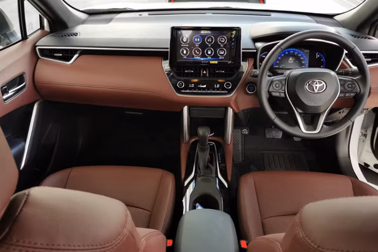 Tiện nghi xe sở hữu chìa khóa thông minh Keyless Entry và khởi động bằng nút bấm. Màn hình trung tâm cảm ứng 9 inch tiêu chuẩn, tương thích Apple CarPlay / Android Auto. Cạnh bên là màn hình cụm đồng hồ TFT 4.2 inch. Xe có cổng sạc USB cho hàng ghế sau, kết nối Bluetooth, 6 loa...