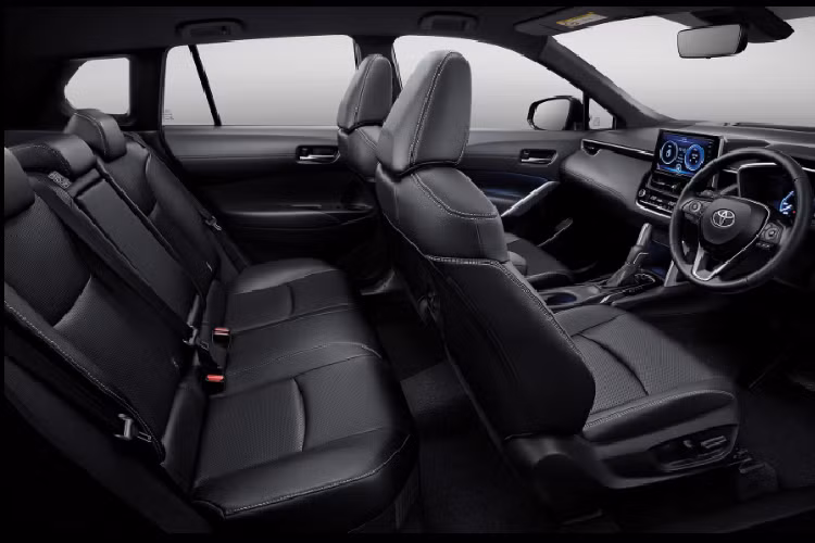 Về an toàn, Toyota Corolla Cross tiêu chuẩn sẽ được trang bị: hệ thống chống bó cứng phanh ABS, phân bổ lực phanh điện tử EBD, hỗ trợ phanh BA, cân bằng điện tử VSC, chống trượt TRC, hỗ trợ khởi hành ngang dốc, ga tự động, camera lùi, móc ghế trẻ em chuẩn ISOFIX, 7 túi khí (2 trước, 2 rèm, 2 hông, 1 đầu gối ghế tài).