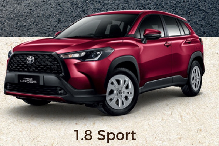 Về ngoại hình, Toyota Corolla Cross thể thao và trẻ trung với lưới tản nhiệt hình trang giống như đàn anh RAV4. Phiên bản 1.8 Sport sẽ sử dụng đèn halogen với dải đèn chạy ban ngày LED, đèn hậu và đèn phanh LED. Trang trí nóc xe là vây cá mập cùng màu, hông xe sử dụng các tay nắm cửa cùng màu ngoại thất. Đáng kể là cặp gương chiếu hậu chỉnh điện, có tích hợp đèn báo rẽ, và có cơ chế tự động gập lại khi khóa cửa xe.