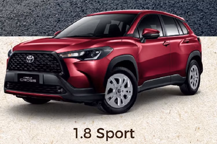 Về ngoại hình, Toyota Corolla Cross thể thao và trẻ trung với lưới tản nhiệt hình trang giống như đàn anh RAV4. Phiên bản 1.8 Sport sẽ sử dụng đèn halogen với dải đèn chạy ban ngày LED, đèn hậu và đèn phanh LED. Trang trí nóc xe là vây cá mập cùng màu, hông xe sử dụng các tay nắm cửa cùng màu ngoại thất. Đáng kể là cặp gương chiếu hậu chỉnh điện, có tích hợp đèn báo rẽ, và có cơ chế tự động gập lại khi khóa cửa xe.
