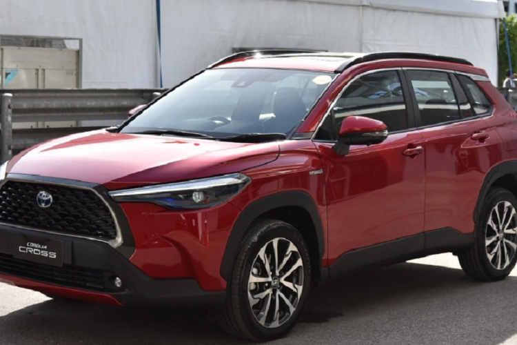Toyota Corolla Cross có kích thước Dài x Rộng x Cao: 4,460 x 1,825 x 1,620 mm, cùng chiều dài cơ sở: 2.640 mm và khoảng sáng gần: 161 mm. Đây dự đoán sẽ là đối thủ đáng gờm trong phân khúc xe CUV đô thị, cạnh tranh cùng các dòng Hyundai Kona, Honda HR-V và Kia Seltos sắp tới.