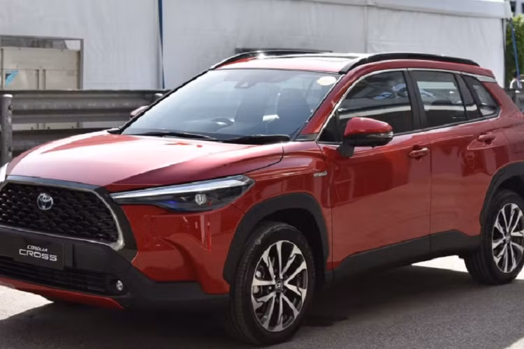 Toyota Corolla Cross có kích thước Dài x Rộng x Cao: 4,460 x 1,825 x 1,620 mm, cùng chiều dài cơ sở: 2.640 mm và khoảng sáng gần: 161 mm. Đây dự đoán sẽ là đối thủ đáng gờm trong phân khúc xe CUV đô thị, cạnh tranh cùng các dòng Hyundai Kona, Honda HR-V và Kia Seltos sắp tới.