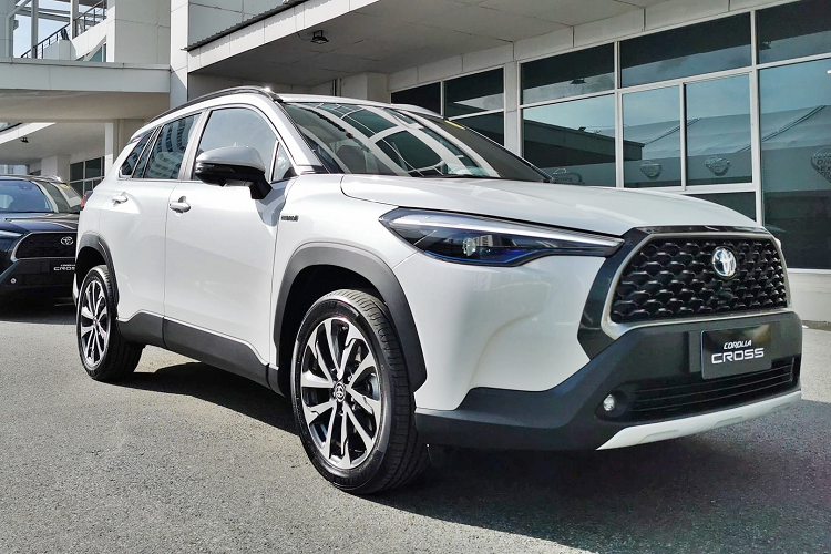 Phiên bản Toyota Corolla Cross 1.8 Sport này có giá tại thời điểm ra mắt là 959,000 baht (tương đương 710 triệu đồng) và sở hữu nhiều trang bị, tiện nghi đáng kể. Toyota Corolla Cross 1.8 Sport sử dụng động cơ xăng 1.8L 4 xy lanh, Dual VVT-i, cho công suất 140 mã lực tại vòng tua 6.000 vòng/phút và mô men xoắn cực đại 177 Nm tại vòng tua 4.000 vòng/phút. Đi cùng là hộp số vô cấp Super CVT-i.