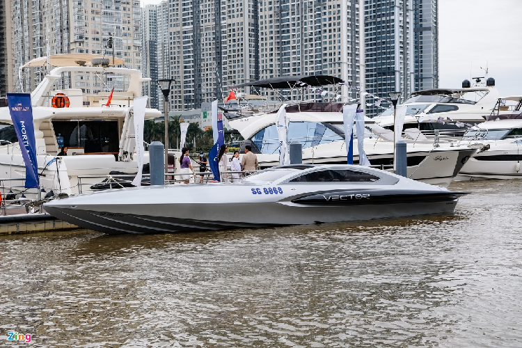 Nổi bật giữa dàn du thuyền là chiếc cano thể thao Vector V40GT duy nhất tại Việt Nam hiện nay. V40GT có chiều dài 12,8 m, ngang 4,25 m. Ngoài kiểu dáng đậm tính khí động học, V40GT còn được tối ưu khối lượng với vật liệu cấu tạo là carbon và sợi kevlar. 