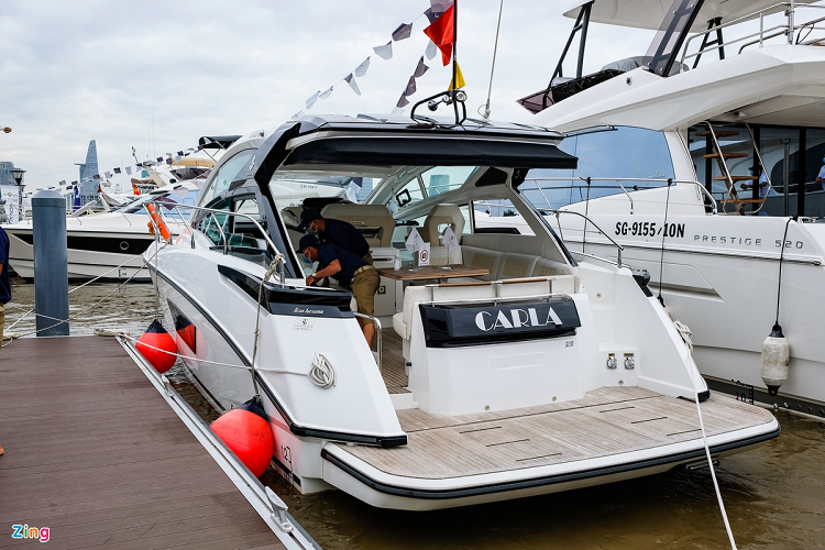 Mang cảm hứng từ các du thuyền thể thao, chiếc Gran Turismo 40 (GT 40) có kích thước vừa phải, phù hợp với điều kiện sông ngòi tại Việt Nam. Được đóng bởi hãng tàu danh tiếng của Pháp Beneteau, GT 40 có thể đạt tốc độ tối đa 38 hải lý/h (70 km/h) nhờ sức mạnh 740 mã lực từ 2 động cơ. Tại Việt Nam, GT 40 có giá khoảng 10 tỷ đồng.