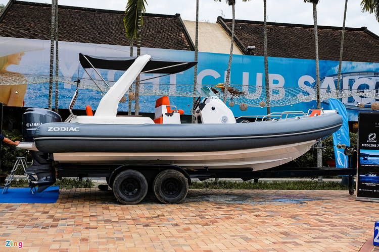 Thuyền hơi thể thao Zodiac Medline 7.5 là mẫu thuyền khá đa năng. Chiếc thuyền này có thể phục vụ nhu cầu di chuyển, câu cá, thể thao dưới nước... Chiếc Medline 7.5 dài 7,34 m, nặng 1.150 kg và có thể chở được 8-10 người. Cung cấp sức mạnh cho thuyền là động cơ Yamaha công suất 250 mã lực, cho vận tốc tối đa 30-35 hải lý/h, tương đương 55-65 km/h. Zodiac Medline 7.5 có giá hơn 2 tỷ đồng tại Việt Nam.