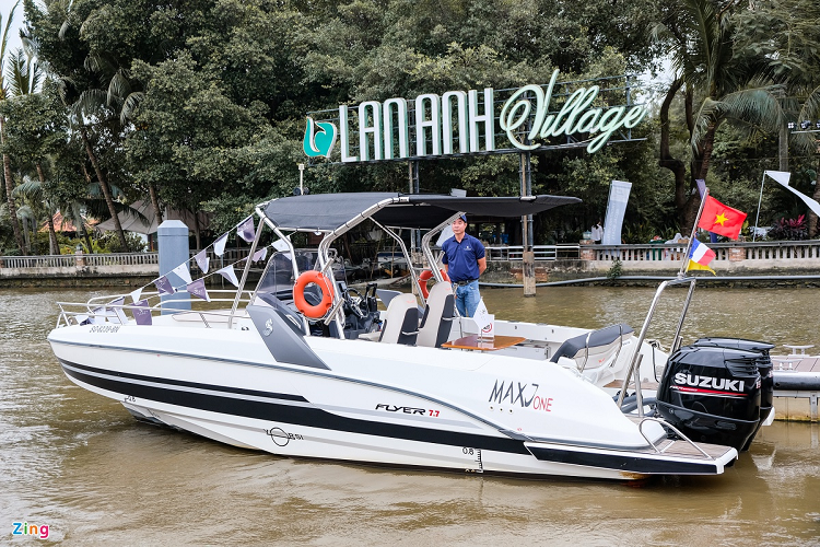 Cũng đến từ hãng Beneteau, Flyer 7.7 thuộc phân khúc thuyền thể thao với thiết kế ưu tiên khí động học. Flyer 7.7 có sức mạnh 300 mã lực từ 2 động cơ của Suzuki. Sức mạnh này giúp thuyền đạt tốc độ tối đa khoảng 45 hải lý/h, tương đương 90 km/h - tốc độ khá cao đối với mẫu thuyền cá nhân. 