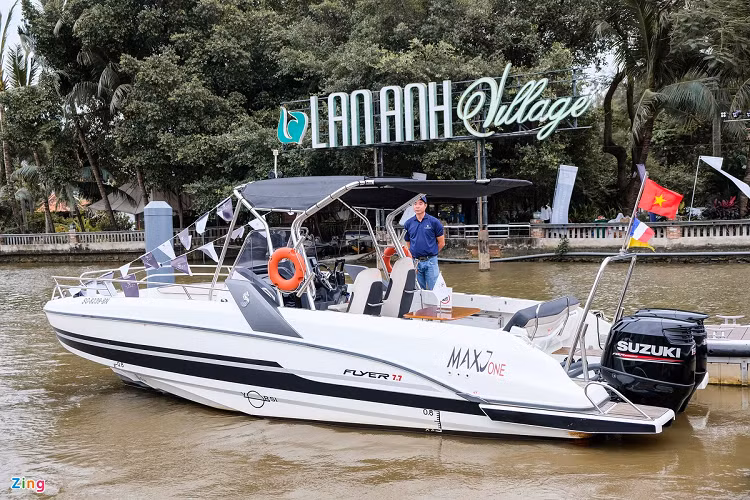 Cũng đến từ hãng Beneteau, Flyer 7.7 thuộc phân khúc thuyền thể thao với thiết kế ưu tiên khí động học. Flyer 7.7 có sức mạnh 300 mã lực từ 2 động cơ của Suzuki. Sức mạnh này giúp thuyền đạt tốc độ tối đa khoảng 45 hải lý/h, tương đương 90 km/h - tốc độ khá cao đối với mẫu thuyền cá nhân. 