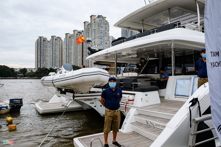 Du thuyền 2 thân có kết cấu gồm 2 thân tàu song song được nối với nhau bởi một sàn tàu rộng tạo nên một không gian rộng rãi. Loại du thuyền này được ví như một ngôi nhà trên mặt nước với đầy đủ phòng ngủ, nhà vệ sinh, nhà bếp... Theo một số nguồn tin, chiếc Lagoon 630 MY này được trang bị các tùy chọn cao nhất và có giá khoảng 120 tỷ đồng tại Việt Nam.