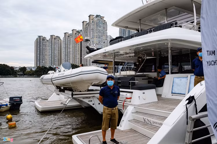 Du thuyền 2 thân có kết cấu gồm 2 thân tàu song song được nối với nhau bởi một sàn tàu rộng tạo nên một không gian rộng rãi. Loại du thuyền này được ví như một ngôi nhà trên mặt nước với đầy đủ phòng ngủ, nhà vệ sinh, nhà bếp... Theo một số nguồn tin, chiếc Lagoon 630 MY này được trang bị các tùy chọn cao nhất và có giá khoảng 120 tỷ đồng tại Việt Nam.