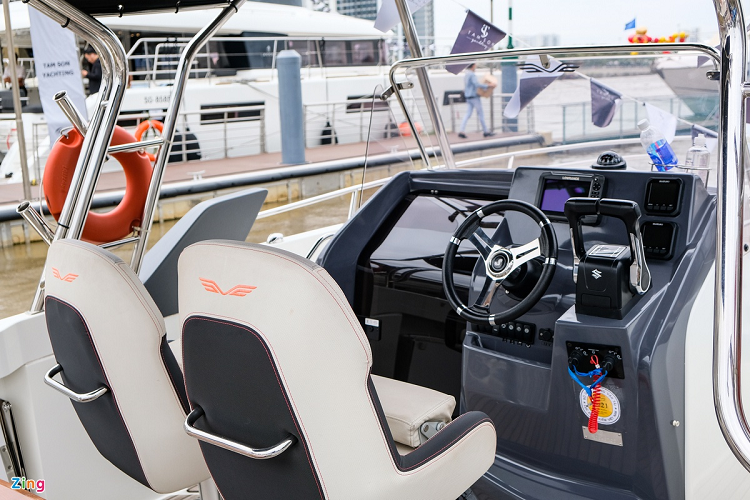 Flyer 7.7 có chiều dài 7,6 m, ngang 2,73 m. Trên boong tàu có 2 khu vực được bố trí ghế ngồi với sức chứa khoảng 10 người. Flyer 7.7 có hệ thống âm thanh đền từ Fusion.