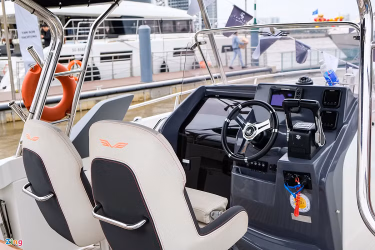 Flyer 7.7 có chiều dài 7,6 m, ngang 2,73 m. Trên boong tàu có 2 khu vực được bố trí ghế ngồi với sức chứa khoảng 10 người. Flyer 7.7 có hệ thống âm thanh đền từ Fusion.